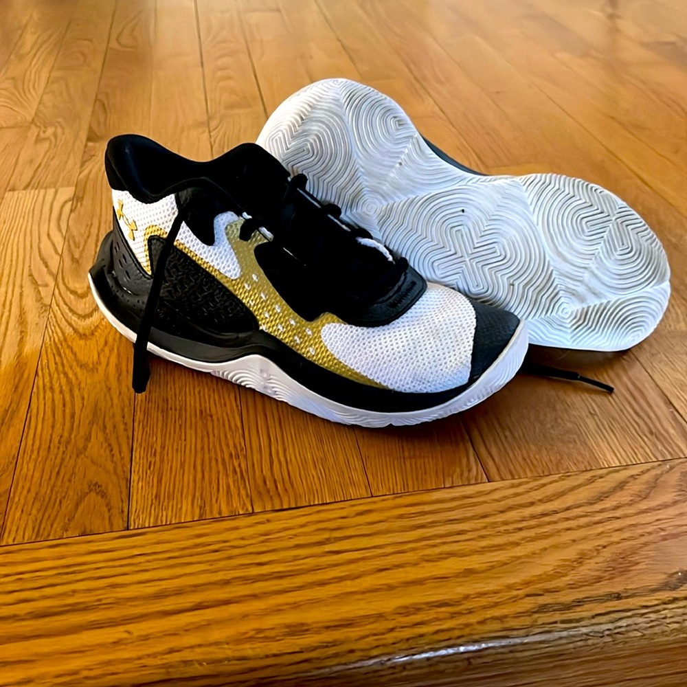Under armor basketball sneakers. Worn once. 5.5 youth .